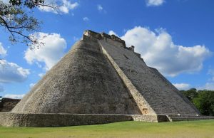 L’insolita piramide del centro cerimoniale maya di Uxmal – Il
